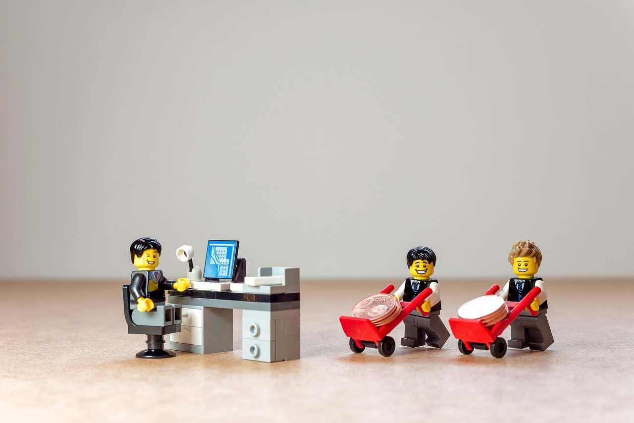 Omini Lego in ufficio con scrivania e computer