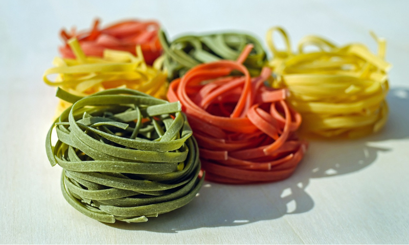 Pasta fettuccine paglia e fieno.