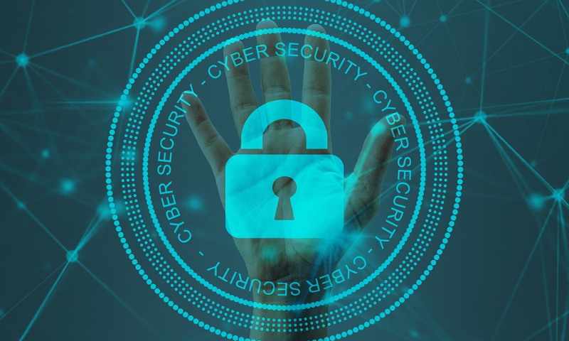Grafica con una mano aperta e il simbolo del lucchetto sulla cybersicurezza.
