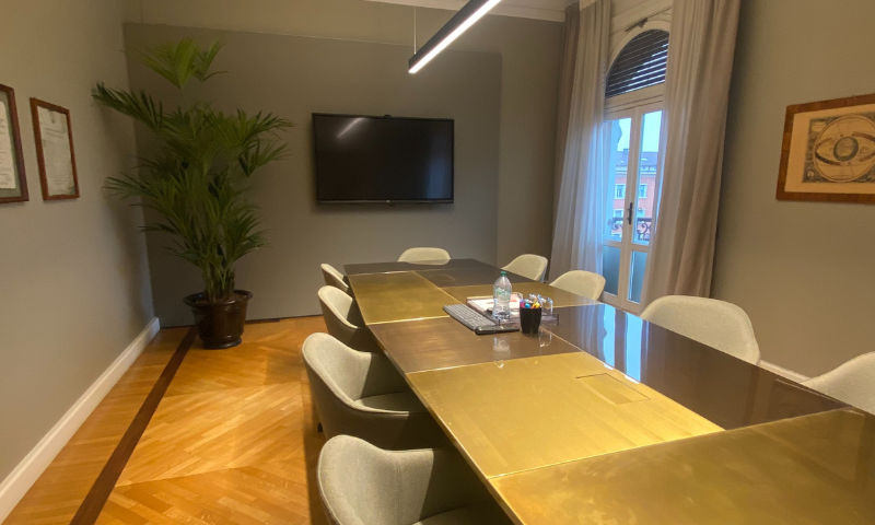 Immagine della sala riunioni con monitor interattivo installato da Core Up di Brescia.