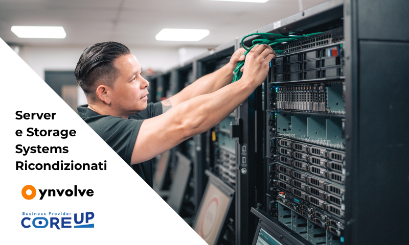 Tecnico che sta installando un server ricondizionato.